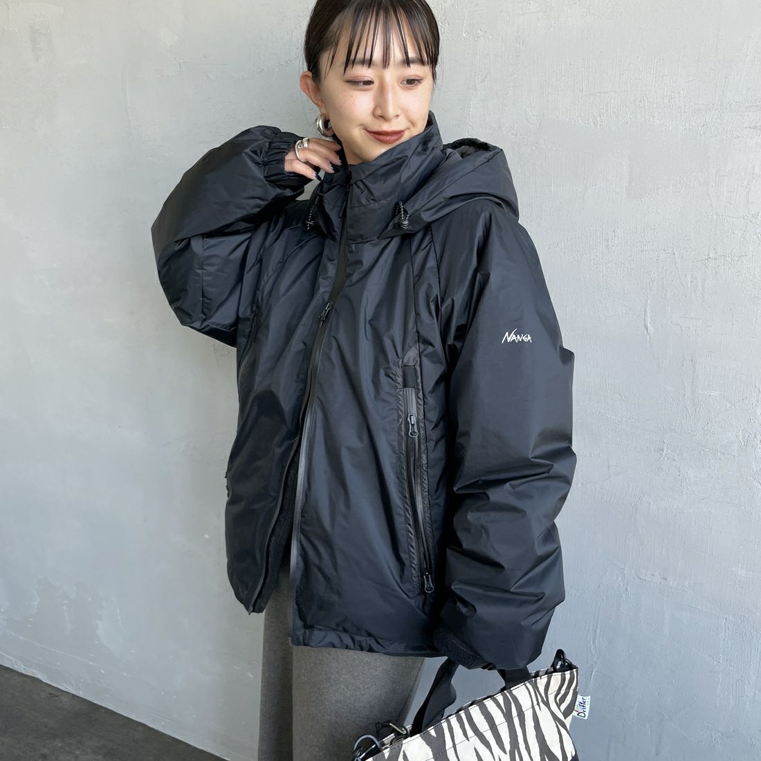 JEANSFACTORY × NANGA [ジーンズファクトリー × ナンガ] 別注 オーロラテックスダウンジャケット [JMP-254-030-JF] BLACK &&モデル身長：150cm 着用サイズ：S&&