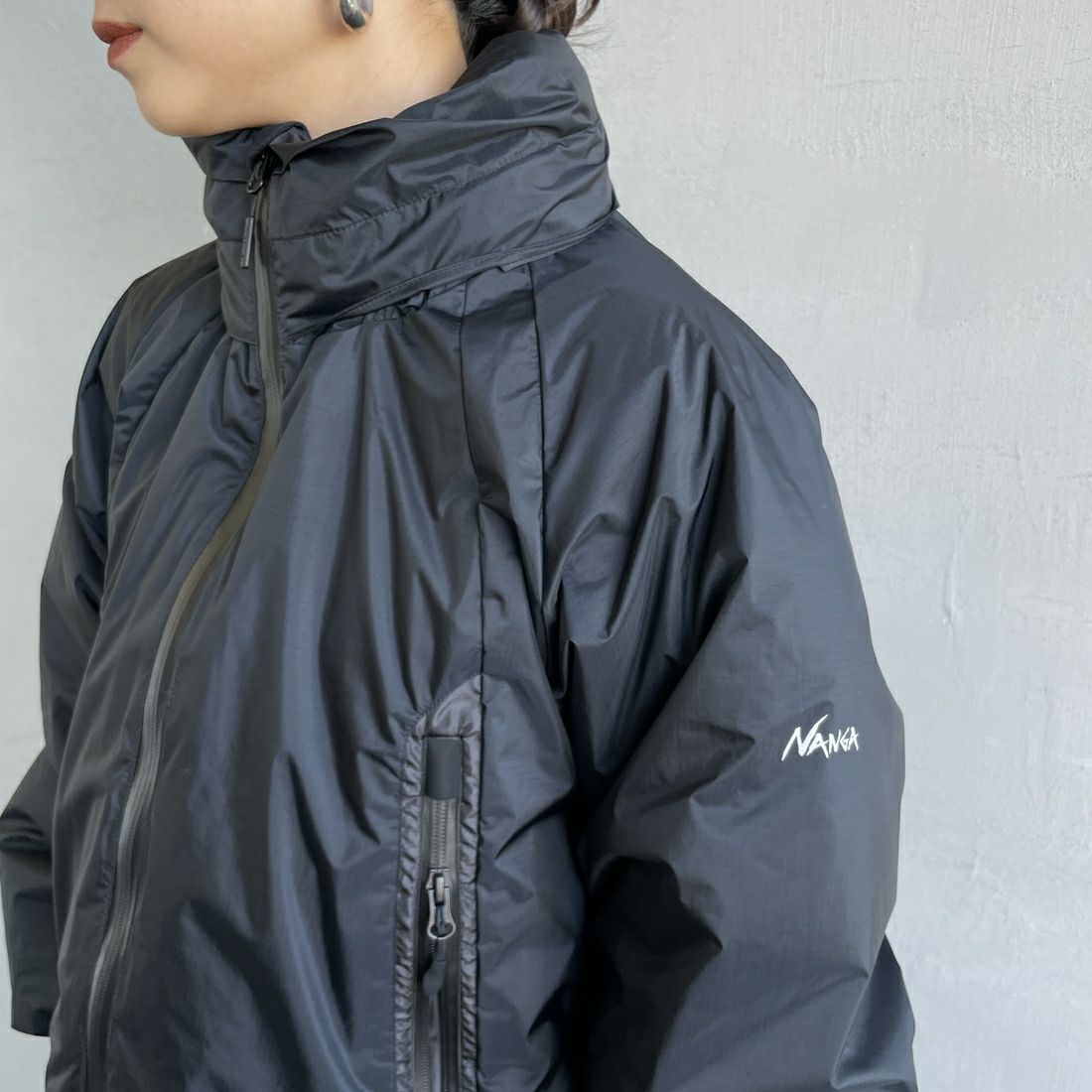JEANSFACTORY × NANGA [ジーンズファクトリー × ナンガ] 別注 オーロラテックスダウンジャケット [JMP-254-030-JF] BLACK &&モデル身長：150cm 着用サイズ：S&&