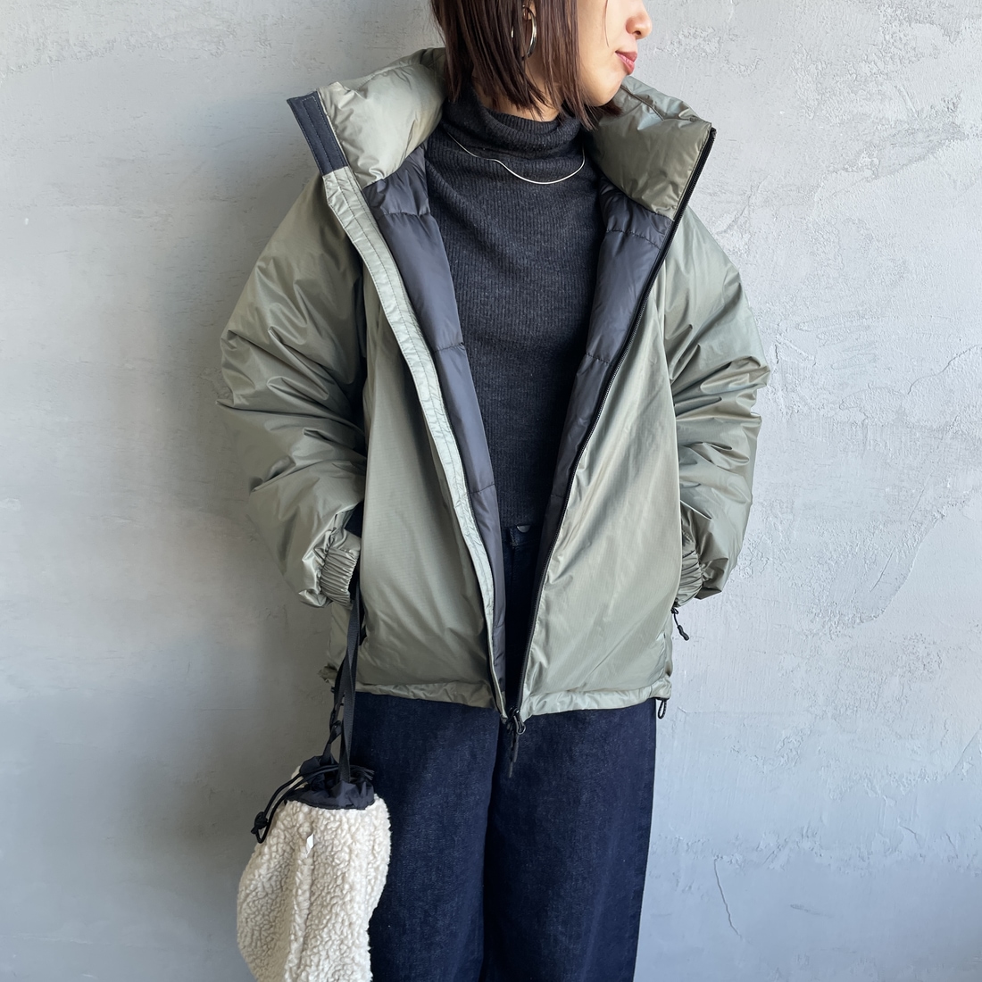 JEANSFACTORY × NANGA [ジーンズファクトリー × ナンガ] 別注 オーロラテックスダウンジャケット [JMP-254-030-JF] O.D GREEN &&モデル身長：159cm 着用サイズ：S&&