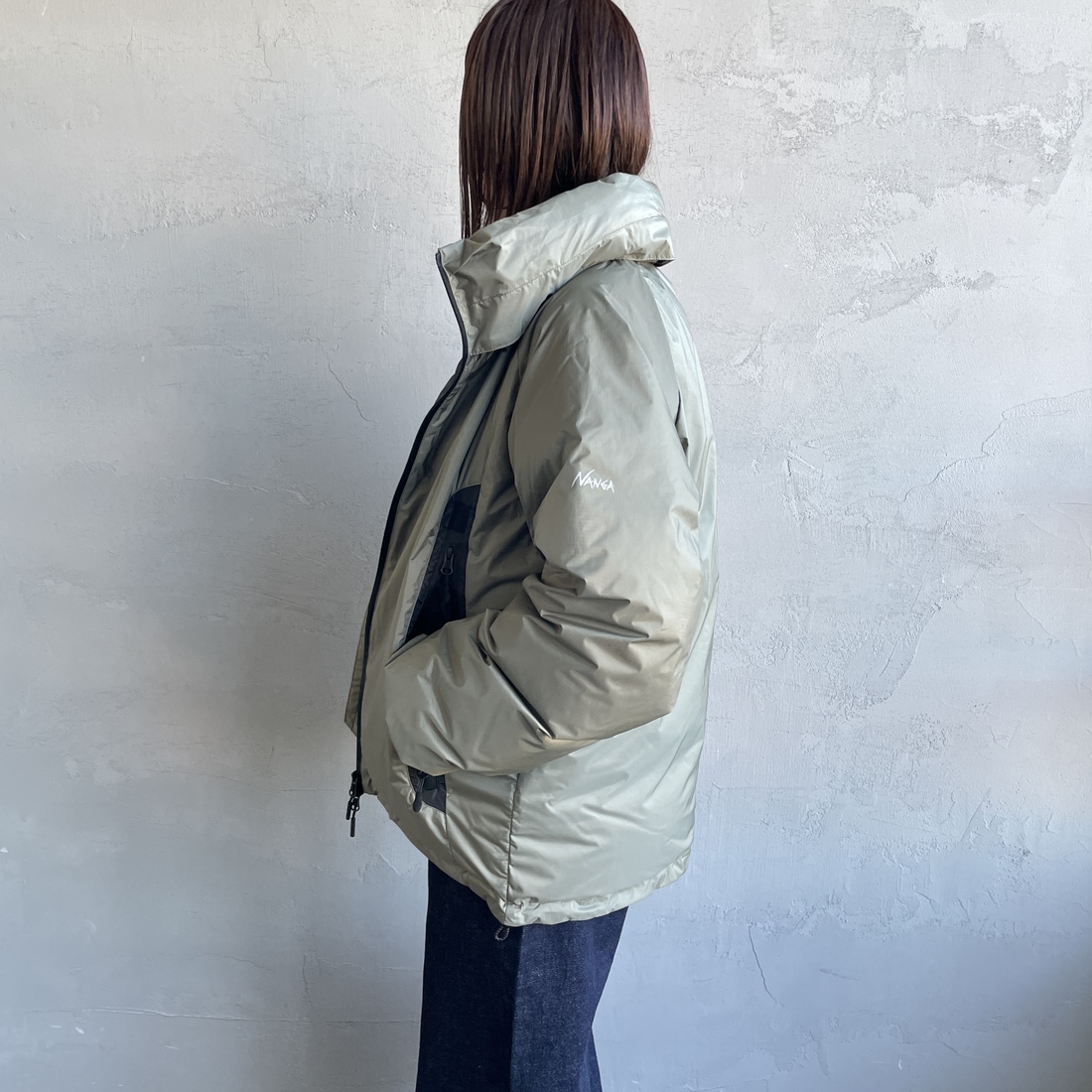 JEANSFACTORY × NANGA [ジーンズファクトリー × ナンガ] 別注 オーロラテックスダウンジャケット [JMP-254-030-JF] O.D GREEN &&モデル身長：159cm 着用サイズ：S&&