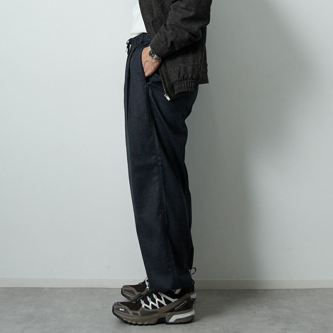 STILL BY HAND [スティルバイハンド] 別注 ウールワイドスピンドルパンツ [2503JF-EX06-JF] CHARCOAL &&モデル身長：174cm 着用サイズ：48&&