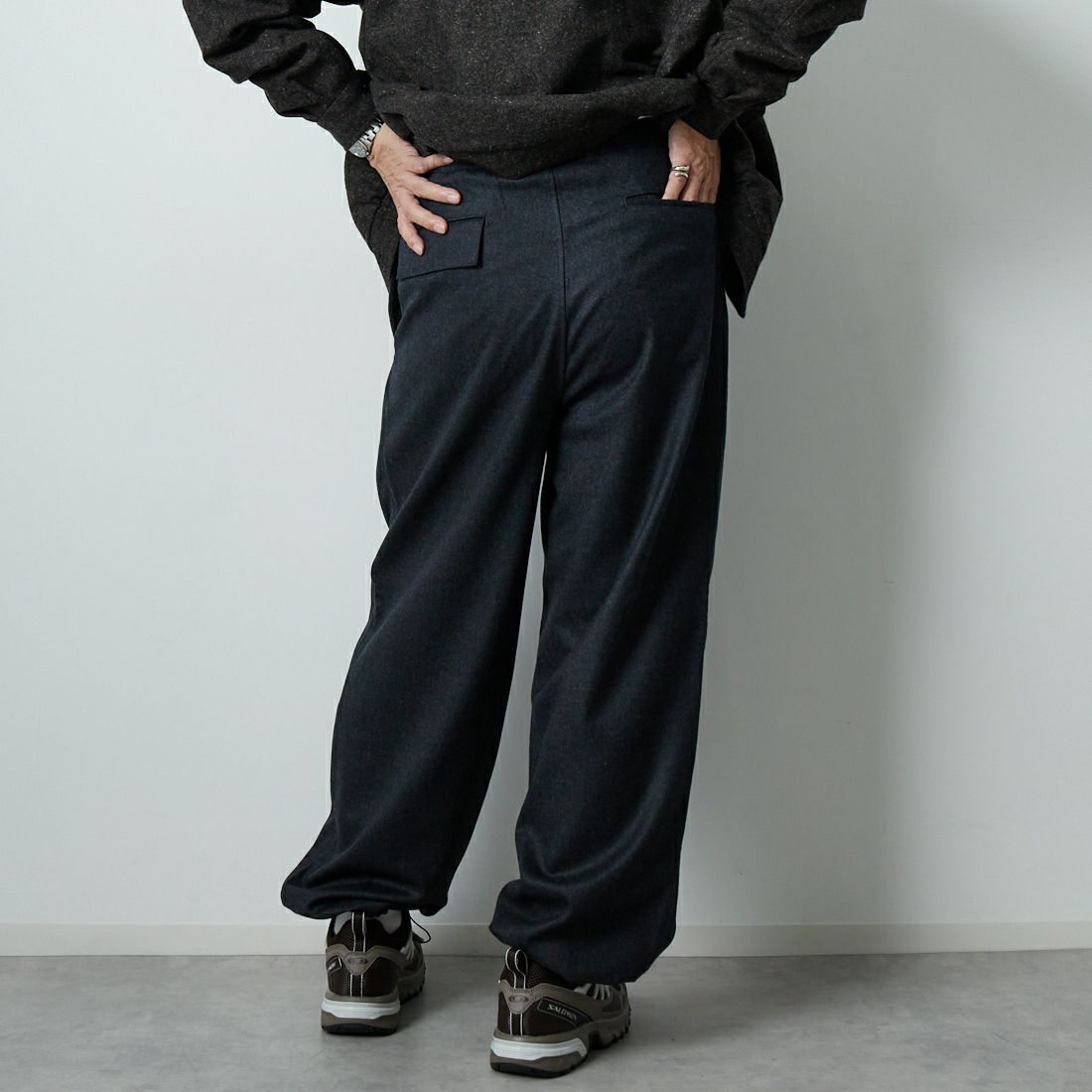 STILL BY HAND [スティルバイハンド] 別注 ウールワイドスピンドルパンツ [2503JF-EX06-JF] CHARCOAL &&モデル身長：174cm 着用サイズ：48&&