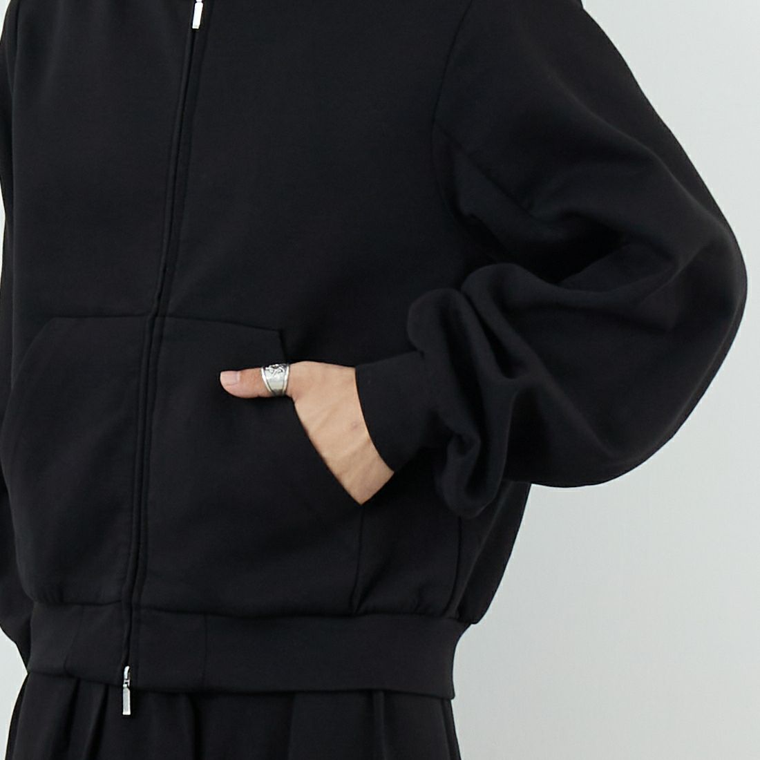 Noir Fabrik [ヌワールファブリック] コットンダンボールジップフーディ [653711] BLACK &&モデル身長：179cm 着用サイズ：M&&