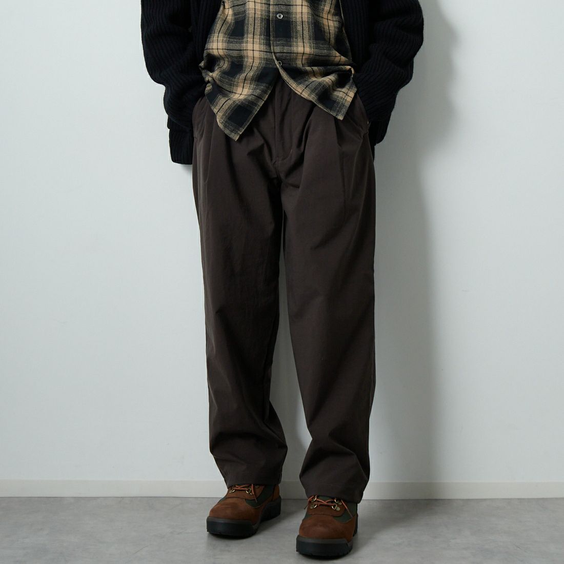 STILL BY HAND [スティルバイハンド] 別注 ナイロンオックステーパードパンツ [2503JF-EX07-JF] BROWN &&モデル身長：174cm 着用サイズ：48&&
