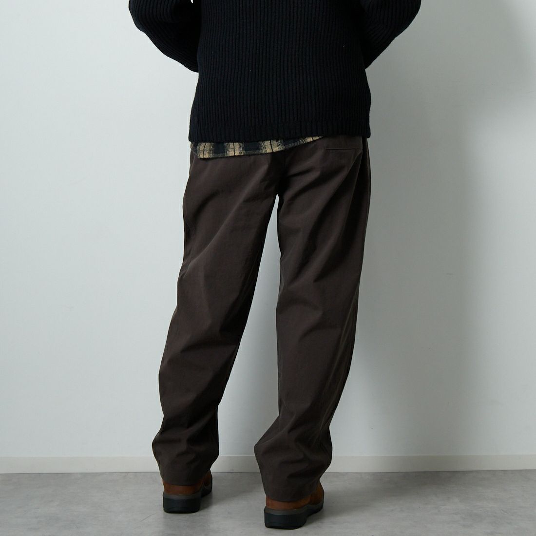 STILL BY HAND [スティルバイハンド] 別注 ナイロンオックステーパードパンツ [2503JF-EX07-JF] BROWN &&モデル身長：174cm 着用サイズ：48&&