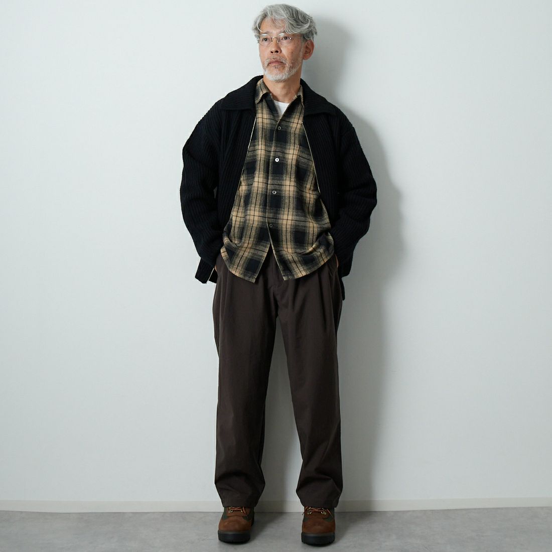 STILL BY HAND [スティルバイハンド] 別注 ナイロンオックステーパードパンツ [2503JF-EX07-JF] BROWN &&モデル身長：174cm 着用サイズ：48&&