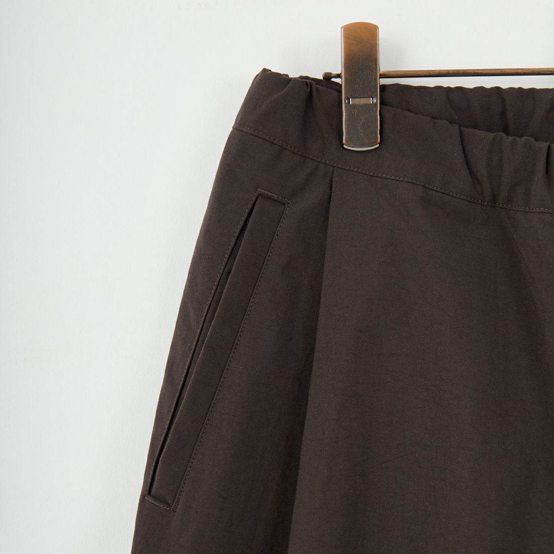 STILL BY HAND [スティルバイハンド] 別注 ナイロンオックステーパードパンツ [2503JF-EX07-JF] BROWN