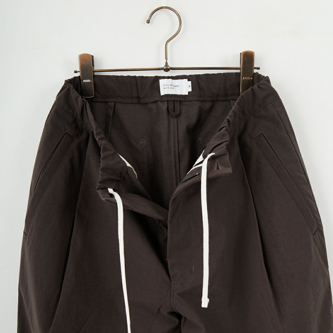 STILL BY HAND [スティルバイハンド] 別注 ナイロンオックステーパードパンツ [2503JF-EX07-JF] BROWN