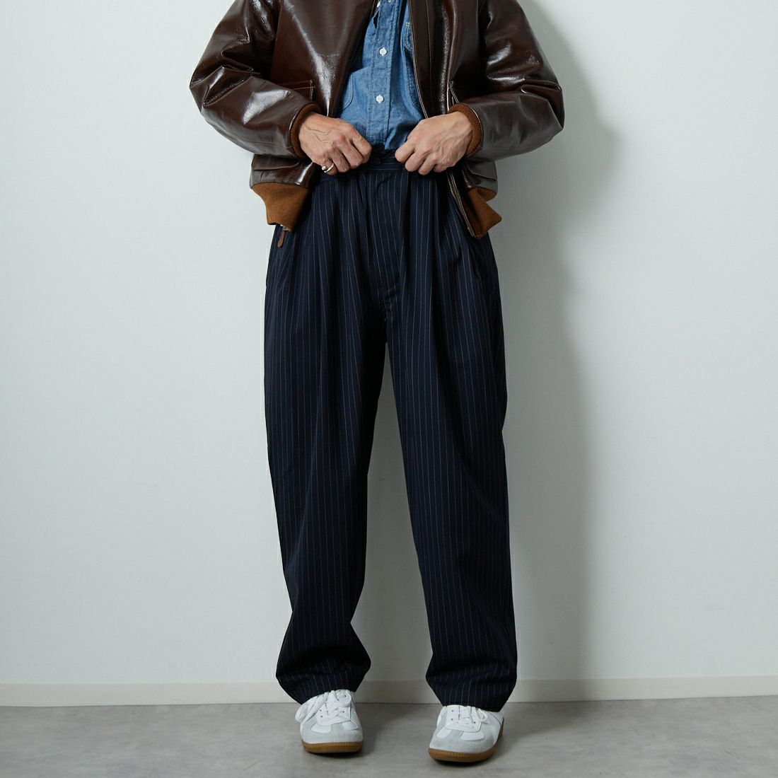 STILL BY HAND [スティルバイハンド] 別注 ウールツータックパンツ [2503JF-EX08-JF] NAVY ST &&モデル身長：174cm 着用サイズ：48&&