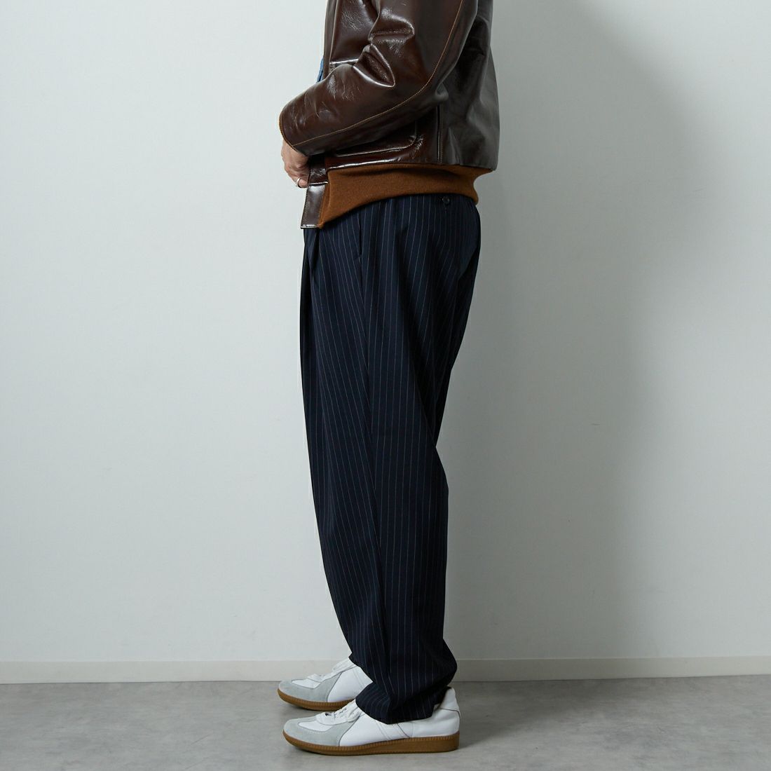 STILL BY HAND [スティルバイハンド] 別注 ウールツータックパンツ [2503JF-EX08-JF] NAVY ST &&モデル身長：174cm 着用サイズ：48&&