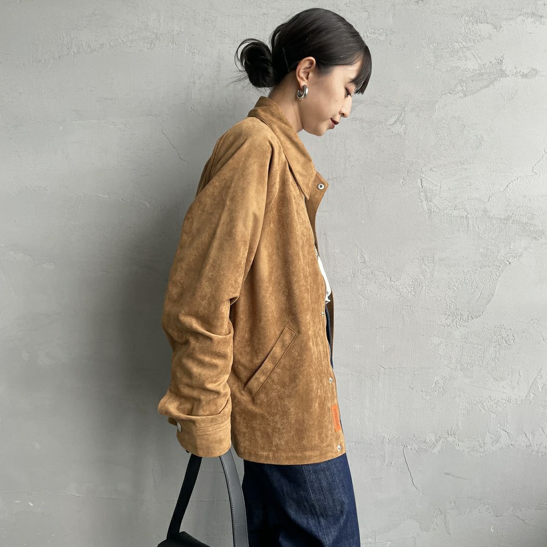 UNIVERSAL OVERALL [ユニバーサルオーバーオール] 別注 オーバーサイズ レザージャケット [U2532480IN-JF] CAMEL &&モデル身長：150cm 着用サイズ：F&&