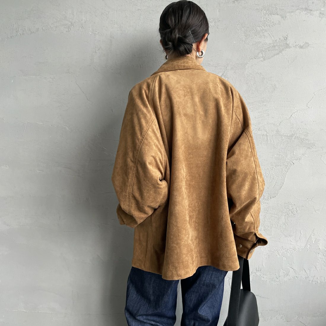 UNIVERSAL OVERALL [ユニバーサルオーバーオール] 別注 オーバーサイズ レザージャケット [U2532480IN-JF] CAMEL &&モデル身長：150cm 着用サイズ：F&&