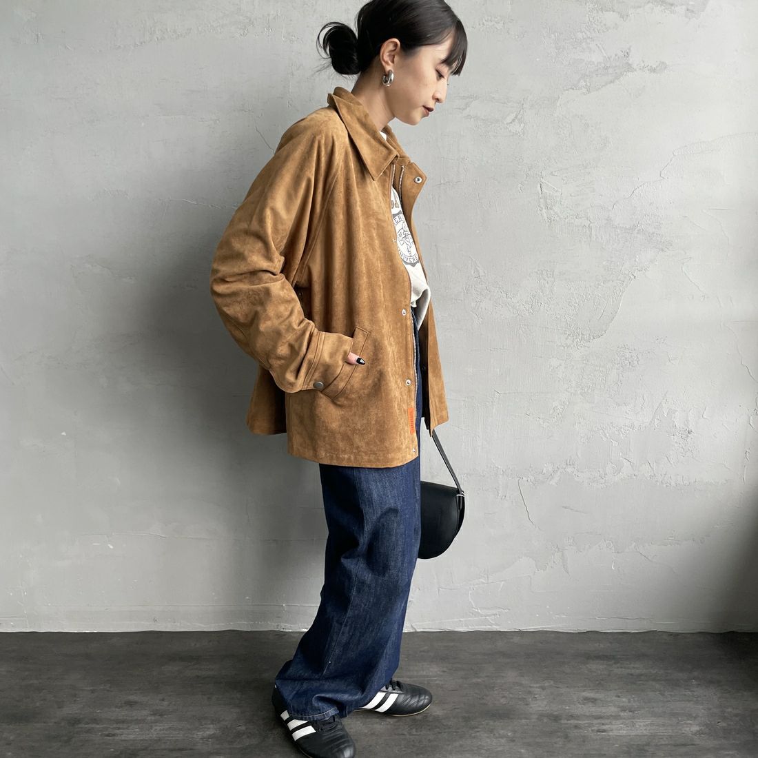 UNIVERSAL OVERALL [ユニバーサルオーバーオール] 別注 オーバーサイズ レザージャケット [U2532480IN-JF] CAMEL &&モデル身長：150cm 着用サイズ：F&&