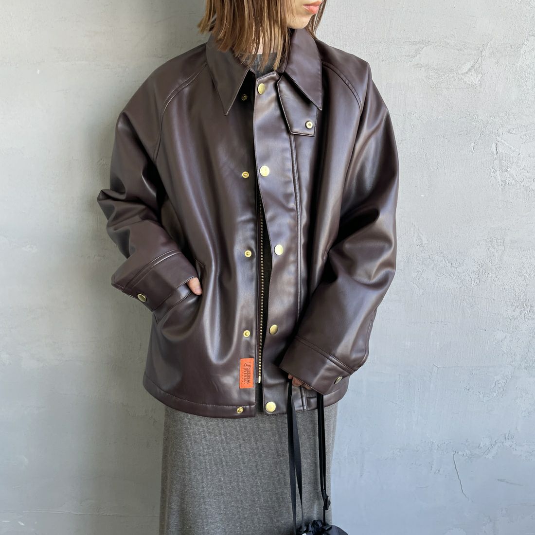 UNIVERSAL OVERALL [ユニバーサルオーバーオール] 別注 オーバーサイズ レザージャケット [U2532480IN-JF] BROWN &&モデル身長：158cm 着用サイズ：F&&