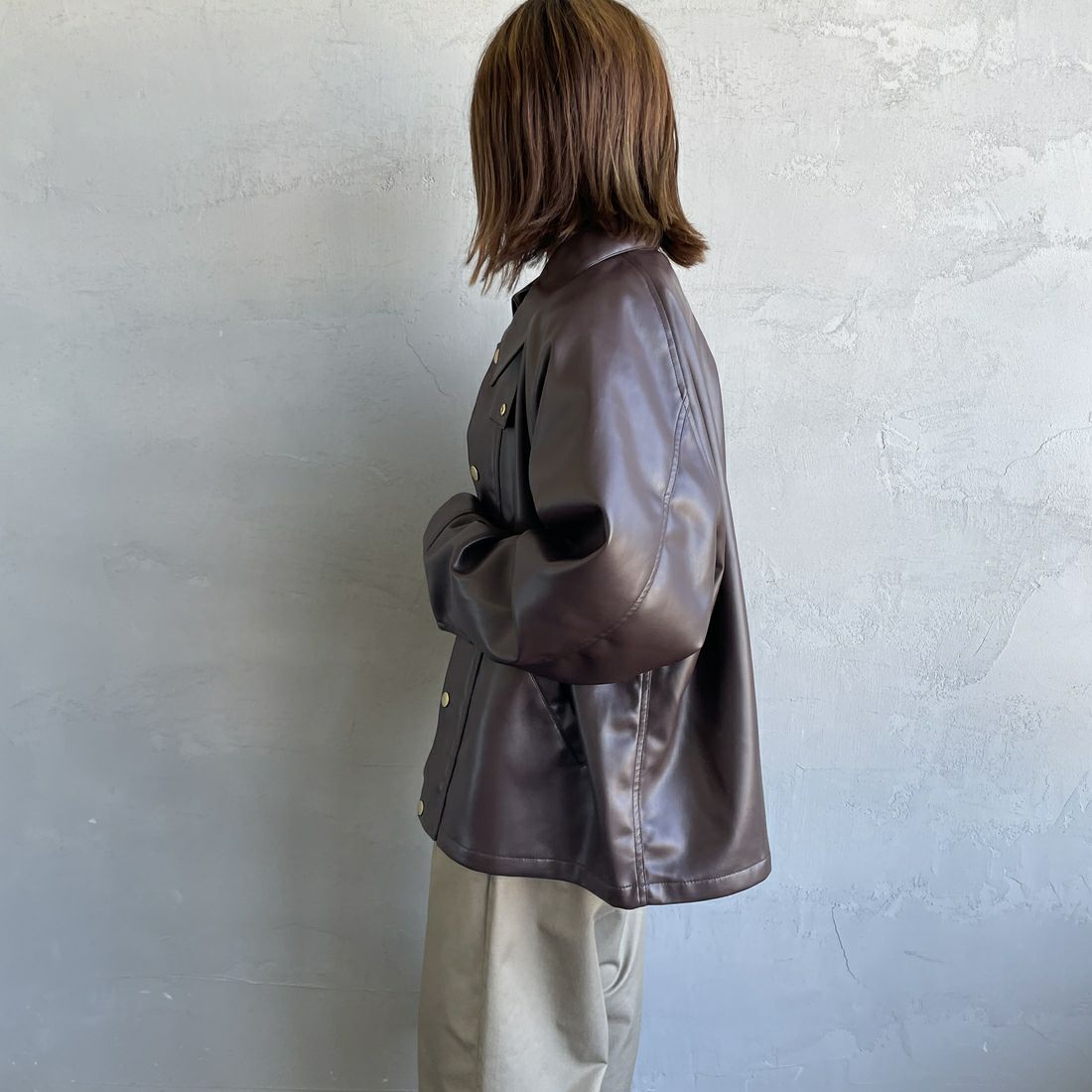 UNIVERSAL OVERALL [ユニバーサルオーバーオール] 別注 オーバーサイズ レザージャケット [U2532480IN-JF] BROWN &&モデル身長：158cm 着用サイズ：F&&