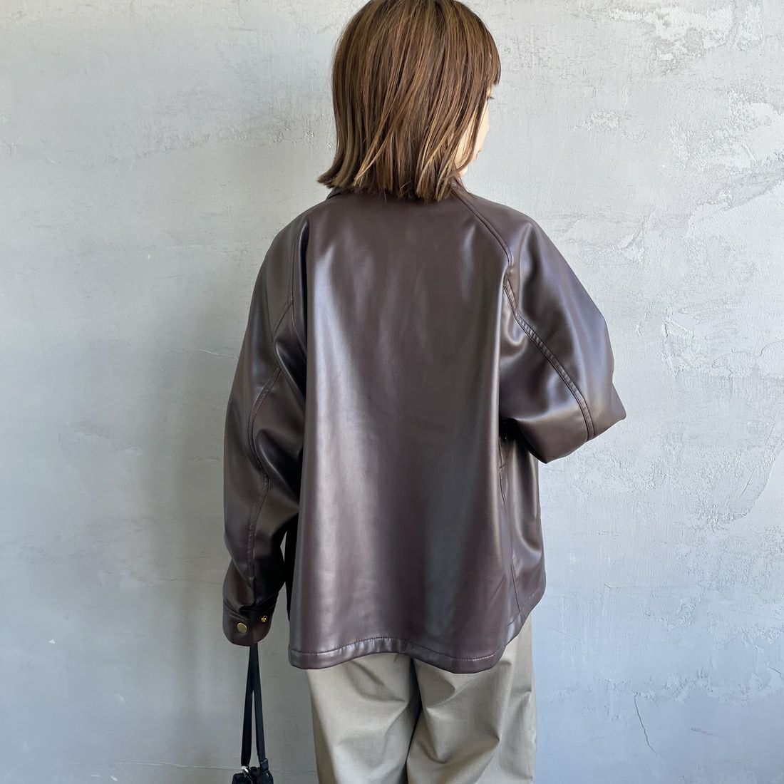 UNIVERSAL OVERALL [ユニバーサルオーバーオール] 別注 オーバーサイズ レザージャケット [U2532480IN-JF] BROWN &&モデル身長：158cm 着用サイズ：F&&