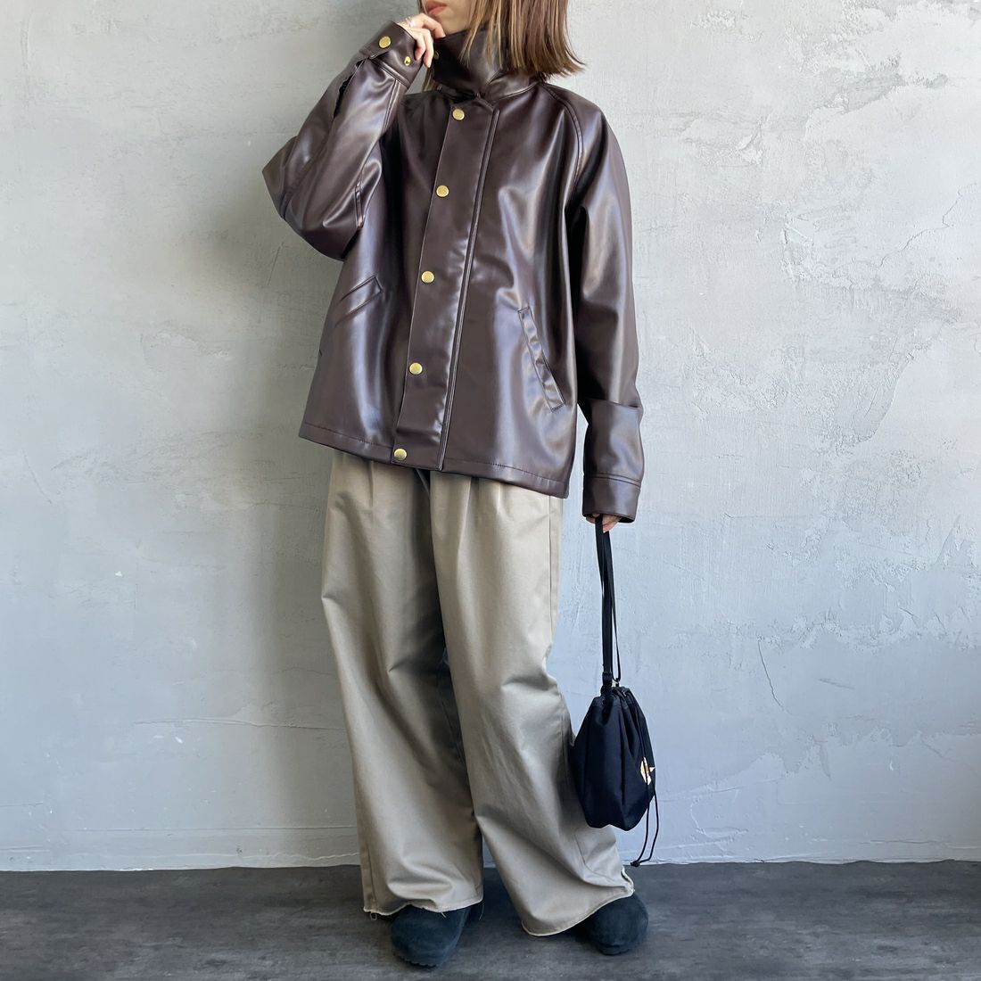 UNIVERSAL OVERALL [ユニバーサルオーバーオール] 別注 オーバーサイズ レザージャケット [U2532480IN-JF] BROWN &&モデル身長：158cm 着用サイズ：F&&