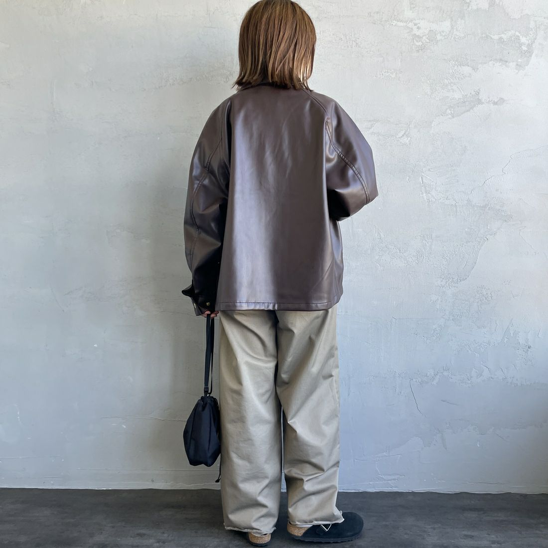 UNIVERSAL OVERALL [ユニバーサルオーバーオール] 別注 オーバーサイズ レザージャケット [U2532480IN-JF] BROWN &&モデル身長：158cm 着用サイズ：F&&