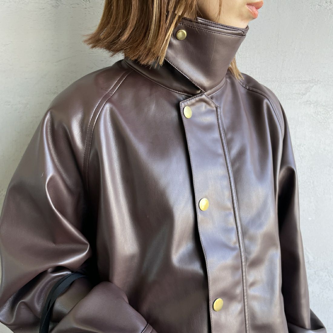 UNIVERSAL OVERALL [ユニバーサルオーバーオール] 別注 オーバーサイズ レザージャケット [U2532480IN-JF] BROWN &&モデル身長：158cm 着用サイズ：F&&