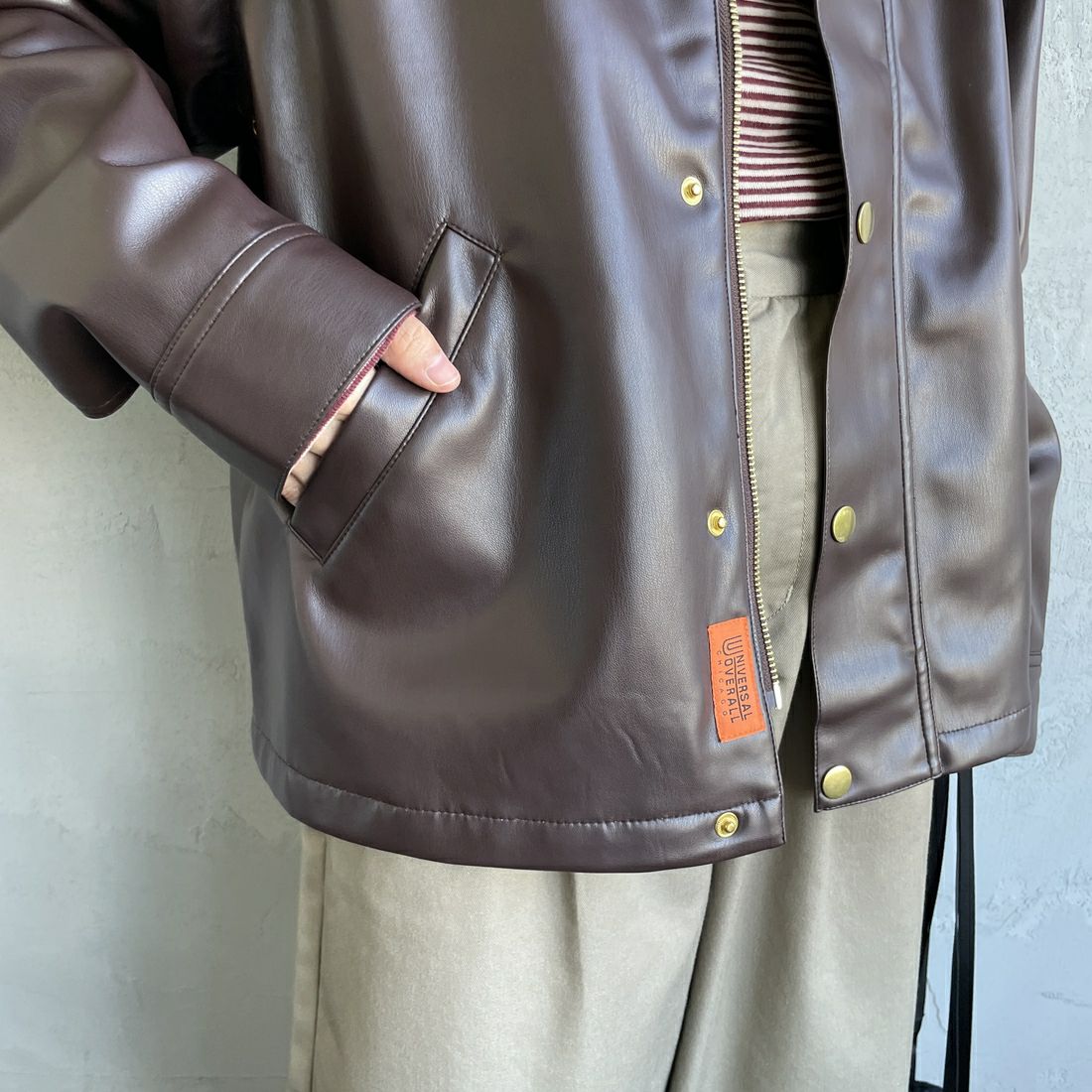UNIVERSAL OVERALL [ユニバーサルオーバーオール] 別注 オーバーサイズ レザージャケット [U2532480IN-JF] BROWN &&モデル身長：158cm 着用サイズ：F&&