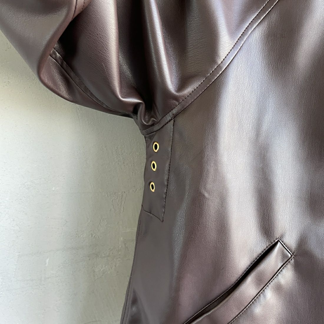 UNIVERSAL OVERALL [ユニバーサルオーバーオール] 別注 オーバーサイズ レザージャケット [U2532480IN-JF] BROWN &&モデル身長：158cm 着用サイズ：F&&