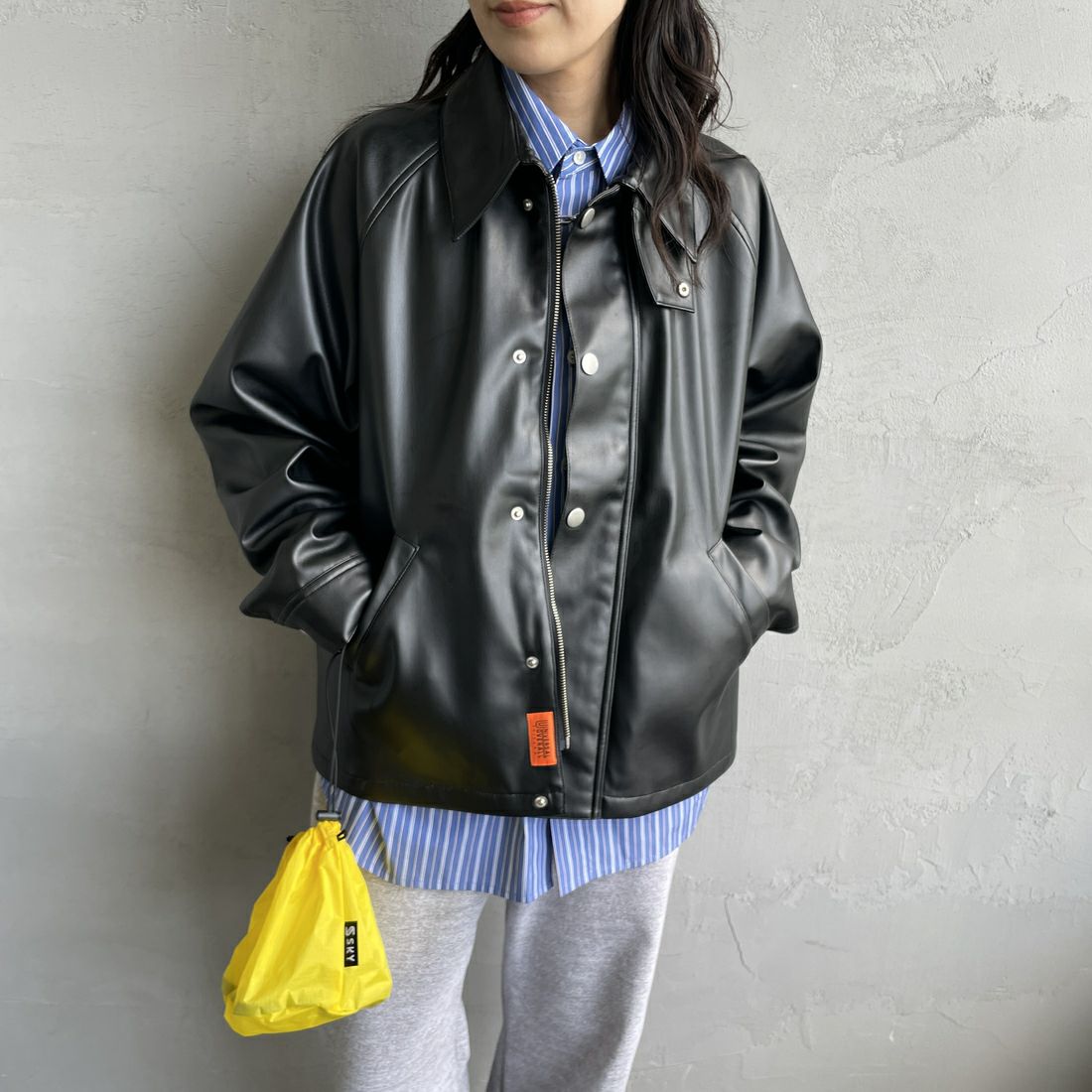 UNIVERSAL OVERALL [ユニバーサルオーバーオール] 別注 オーバーサイズ レザージャケット [U2532480IN-JF] BLACK &&モデル身長：160cm 着用サイズ：F&&