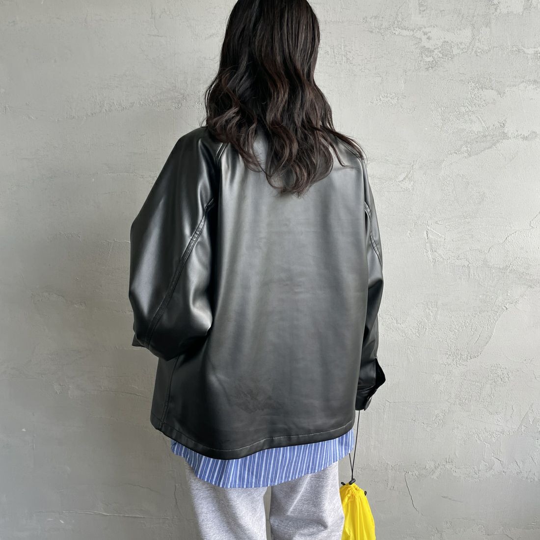 UNIVERSAL OVERALL [ユニバーサルオーバーオール] 別注 オーバーサイズ レザージャケット [U2532480IN-JF] BLACK &&モデル身長：160cm 着用サイズ：F&&