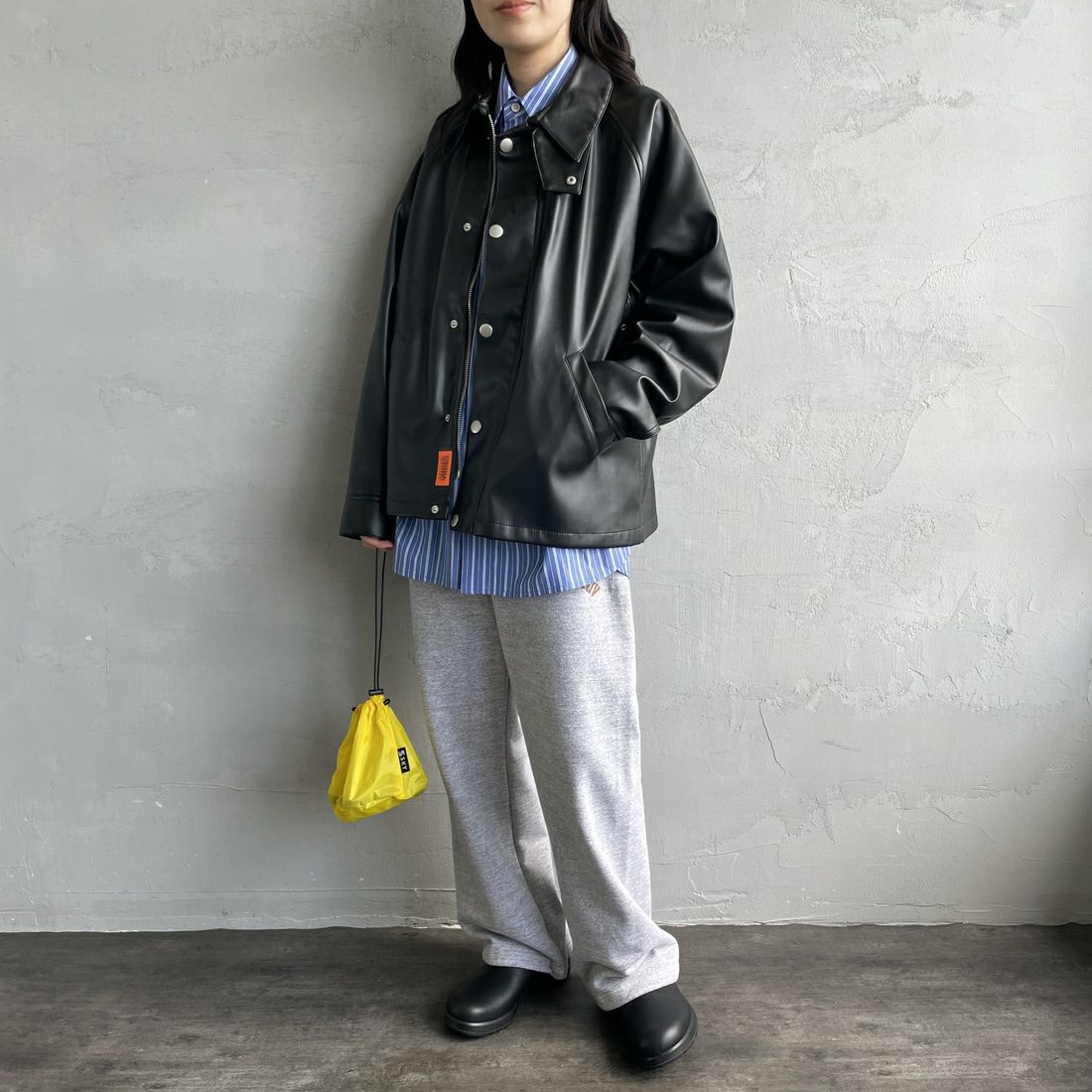 UNIVERSAL OVERALL [ユニバーサルオーバーオール] 別注 オーバーサイズ レザージャケット [U2532480IN-JF] BLACK &&モデル身長：160cm 着用サイズ：F&&