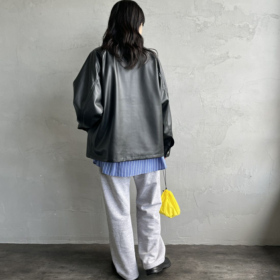 UNIVERSAL OVERALL [ユニバーサルオーバーオール] 別注 オーバーサイズ レザージャケット [U2532480IN-JF] BLACK &&モデル身長：160cm 着用サイズ：F&&