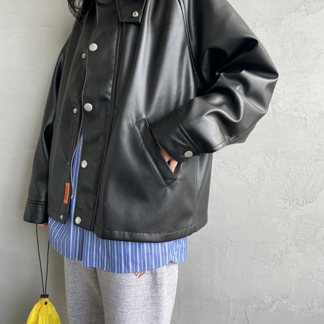 UNIVERSAL OVERALL [ユニバーサルオーバーオール] 別注 オーバーサイズ レザージャケット [U2532480IN-JF] BLACK &&モデル身長：160cm 着用サイズ：F&&