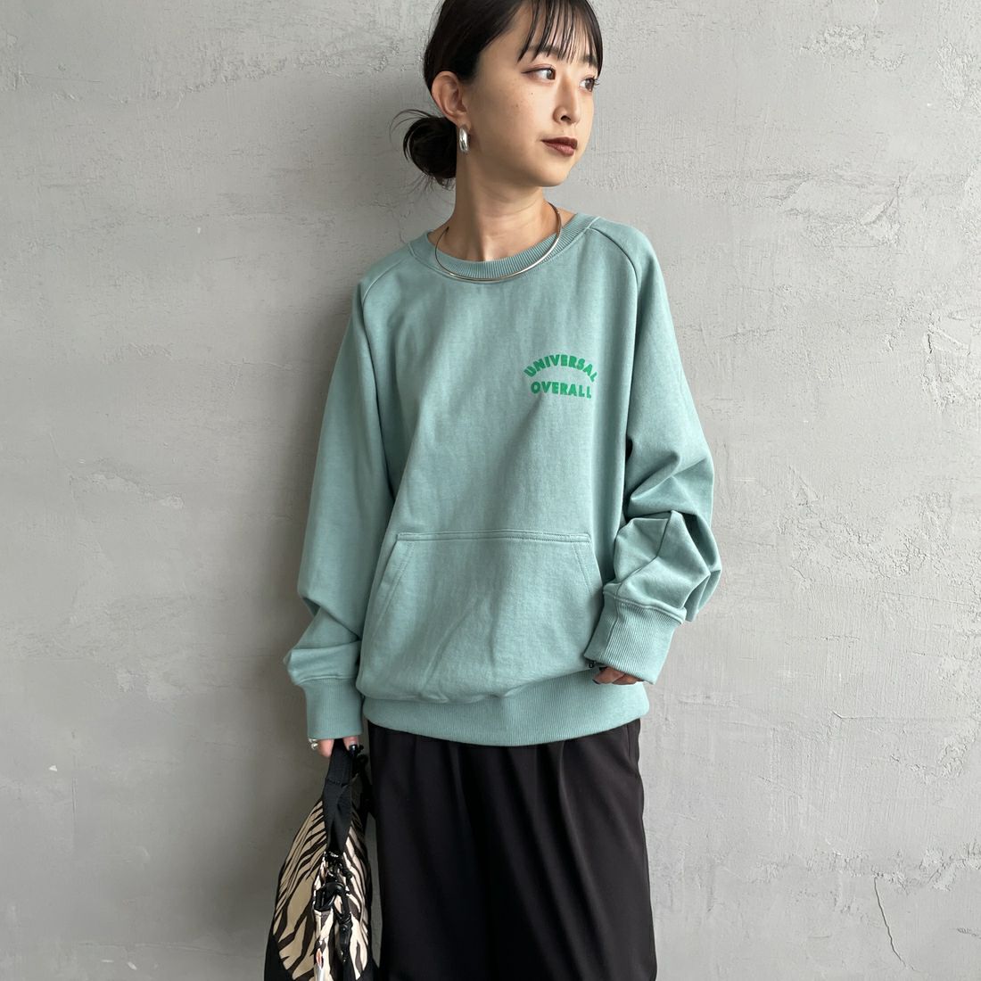 UNIVERSAL OVERALL [ユニバーサルオーバーオール] 別注 ワンポイントロゴ刺繍 ラグランスリーブスウェット [U2532201IN-JF] W.GREEN &&モデル身長：150cm 着用サイズ：F&&