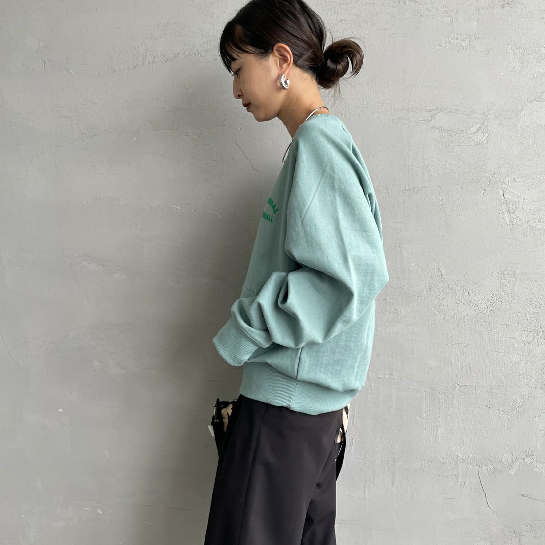 UNIVERSAL OVERALL [ユニバーサルオーバーオール] 別注 ワンポイントロゴ刺繍 ラグランスリーブスウェット [U2532201IN-JF] W.GREEN &&モデル身長：150cm 着用サイズ：F&&