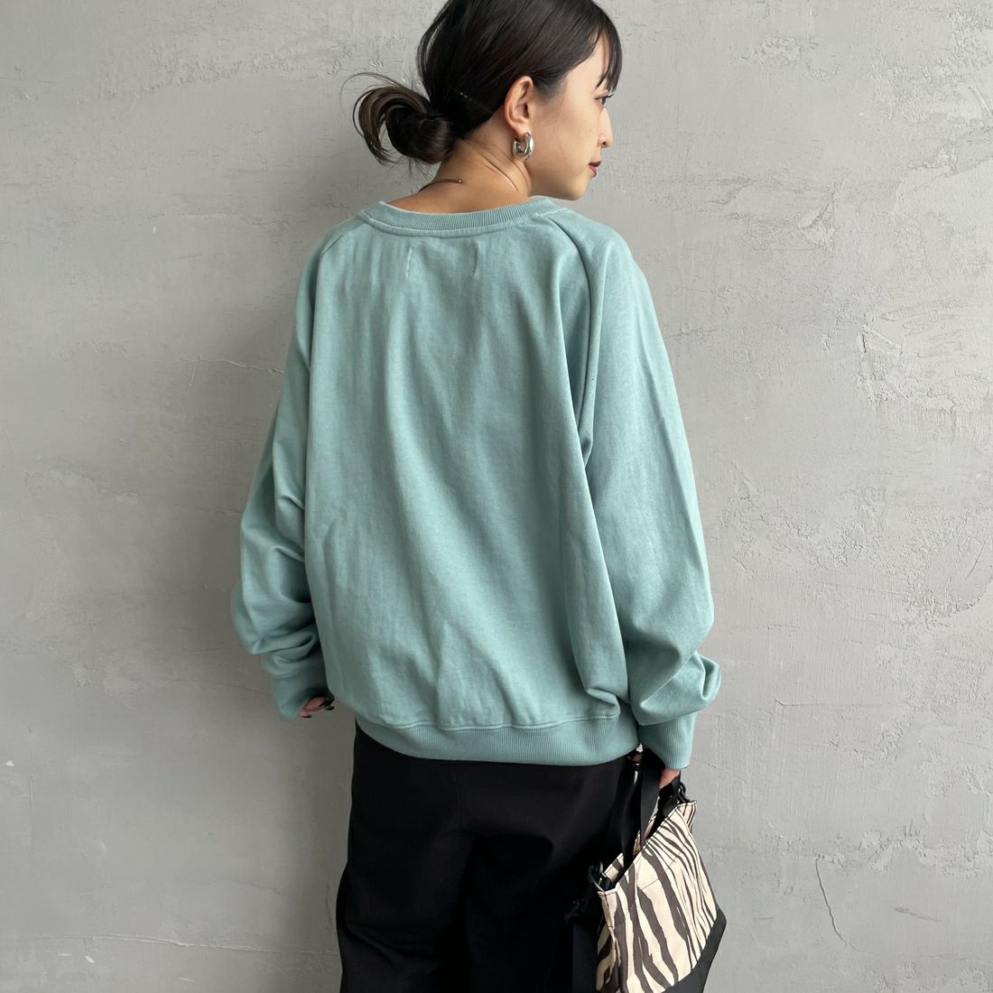 UNIVERSAL OVERALL [ユニバーサルオーバーオール] 別注 ワンポイントロゴ刺繍 ラグランスリーブスウェット [U2532201IN-JF] W.GREEN &&モデル身長：150cm 着用サイズ：F&&