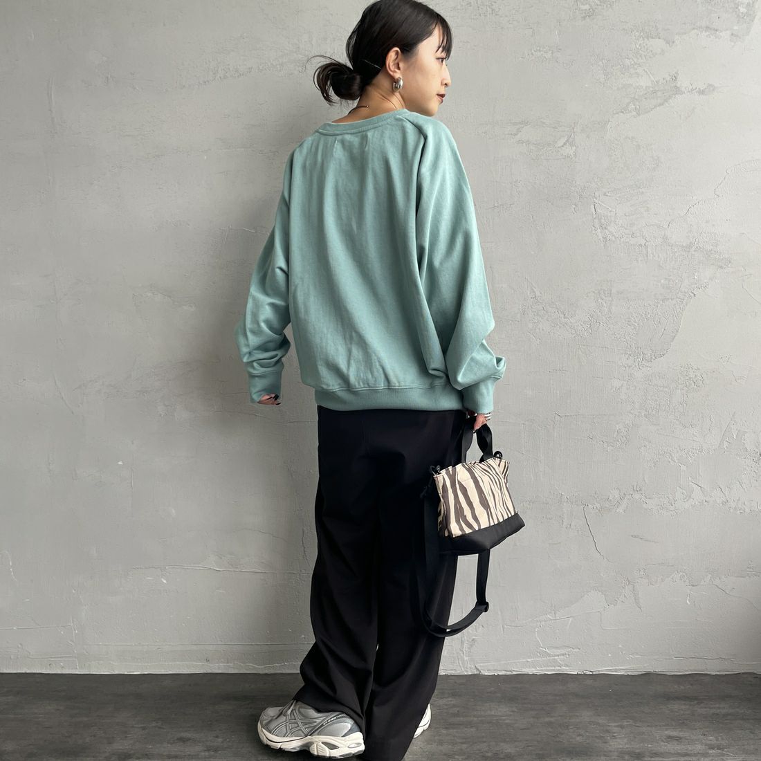 UNIVERSAL OVERALL [ユニバーサルオーバーオール] 別注 ワンポイントロゴ刺繍 ラグランスリーブスウェット [U2532201IN-JF] W.GREEN &&モデル身長：150cm 着用サイズ：F&&