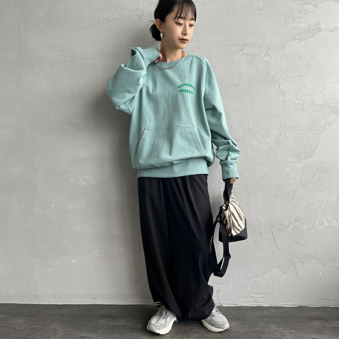 UNIVERSAL OVERALL [ユニバーサルオーバーオール] 別注 ワンポイントロゴ刺繍 ラグランスリーブスウェット [U2532201IN-JF] W.GREEN &&モデル身長：150cm 着用サイズ：F&&