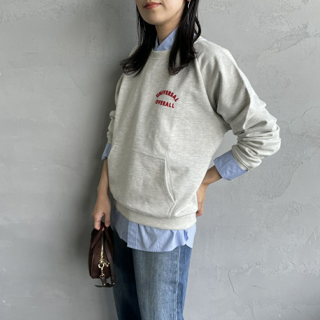 UNIVERSAL OVERALL [ユニバーサルオーバーオール] 別注 ワンポイントロゴ刺繍 ラグランスリーブスウェット [U2532201IN-JF] OATMEAL &&モデル身長：160cm 着用サイズ：F&&