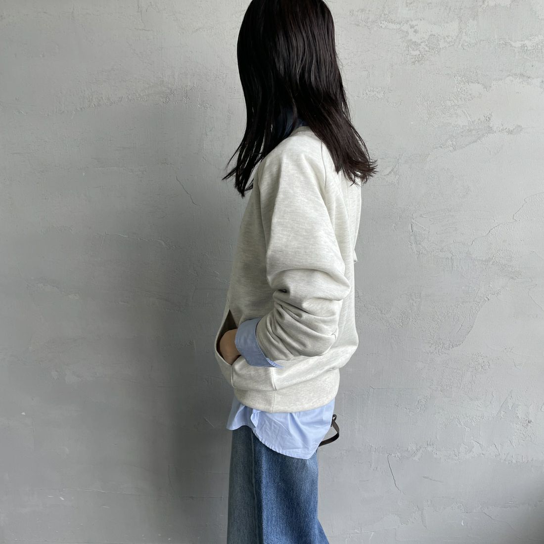 UNIVERSAL OVERALL [ユニバーサルオーバーオール] 別注 ワンポイントロゴ刺繍 ラグランスリーブスウェット [U2532201IN-JF] OATMEAL &&モデル身長：160cm 着用サイズ：F&&