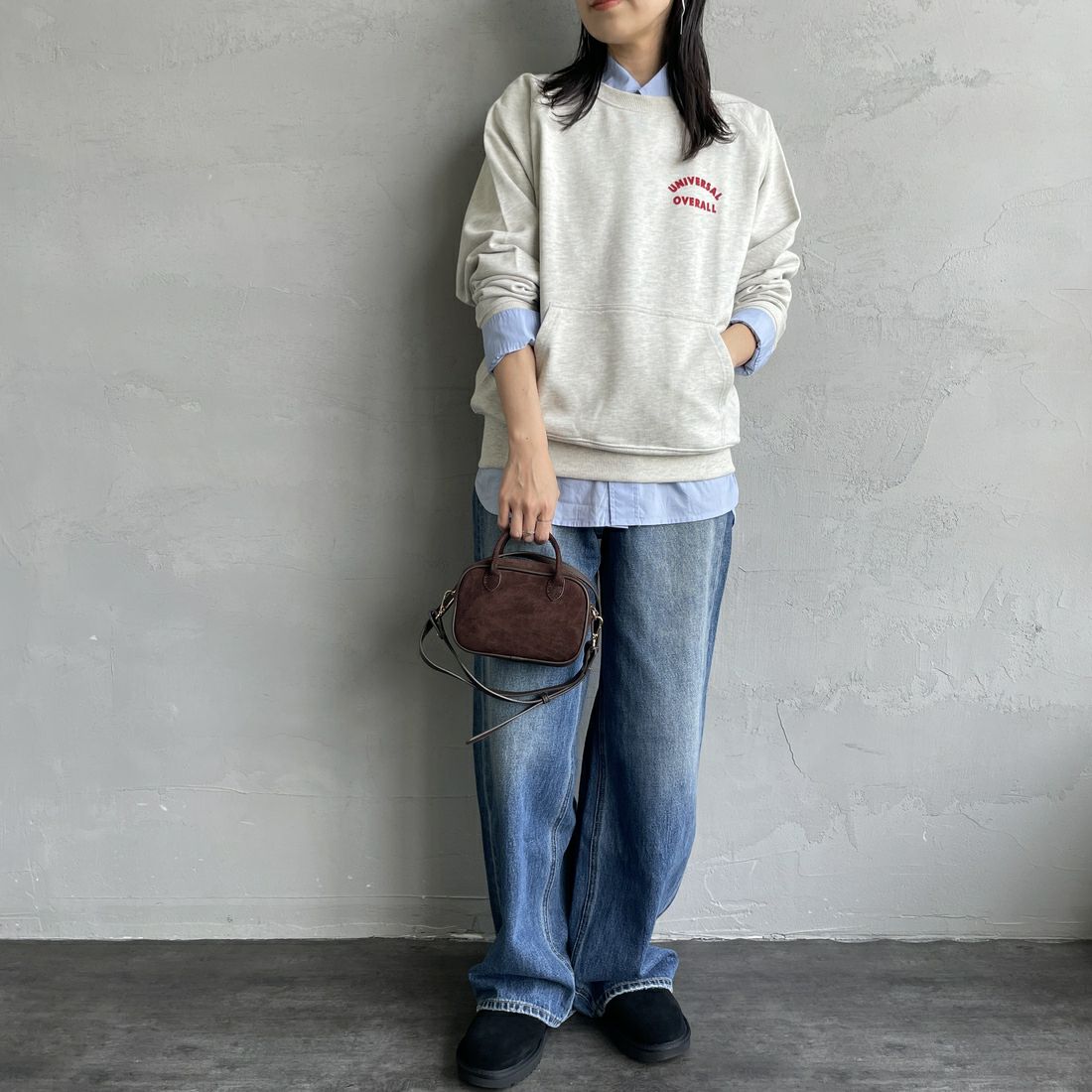 UNIVERSAL OVERALL [ユニバーサルオーバーオール] 別注 ワンポイントロゴ刺繍 ラグランスリーブスウェット [U2532201IN-JF] OATMEAL &&モデル身長：160cm 着用サイズ：F&&