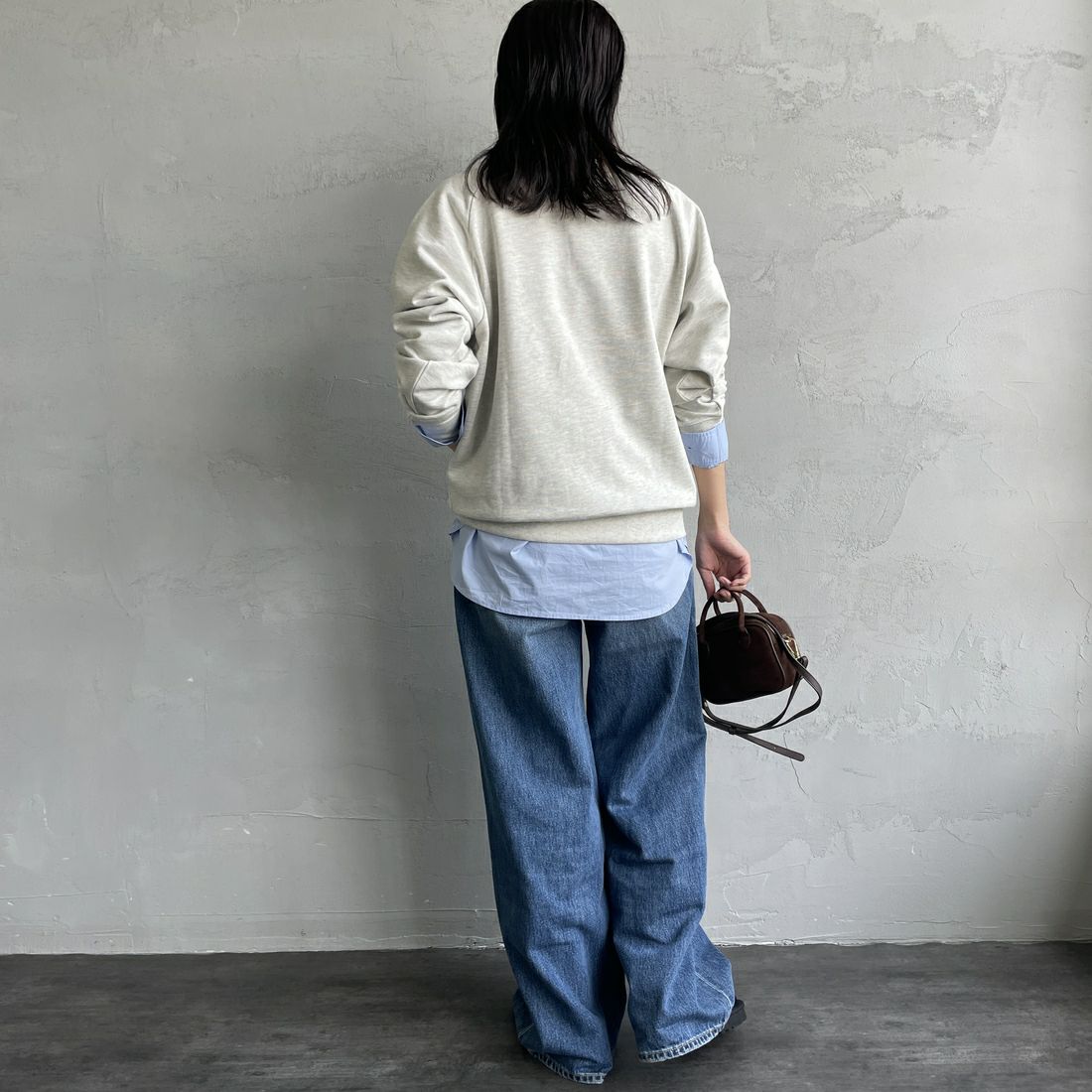 UNIVERSAL OVERALL [ユニバーサルオーバーオール] 別注 ワンポイントロゴ刺繍 ラグランスリーブスウェット [U2532201IN-JF] OATMEAL &&モデル身長：160cm 着用サイズ：F&&