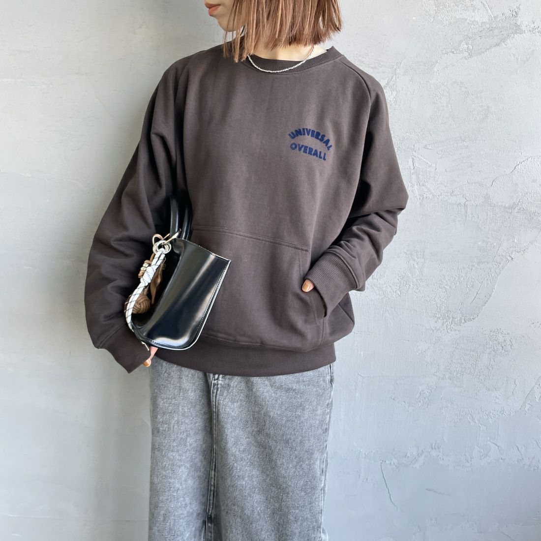 UNIVERSAL OVERALL [ユニバーサルオーバーオール] 別注 ワンポイントロゴ刺繍 ラグランスリーブスウェット [U2532201IN-JF] BROWN &&モデル身長：158cm 着用サイズ：F&&