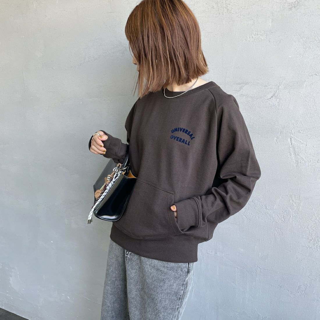UNIVERSAL OVERALL [ユニバーサルオーバーオール] 別注 ワンポイントロゴ刺繍 ラグランスリーブスウェット [U2532201IN-JF] BROWN &&モデル身長：158cm 着用サイズ：F&&