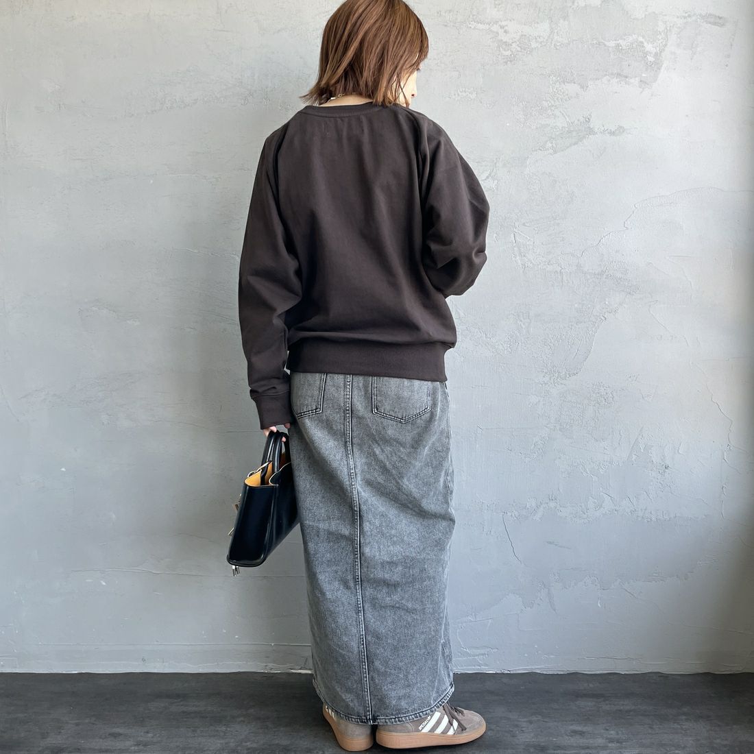 UNIVERSAL OVERALL [ユニバーサルオーバーオール] 別注 ワンポイントロゴ刺繍 ラグランスリーブスウェット [U2532201IN-JF] BROWN &&モデル身長：158cm 着用サイズ：F&&