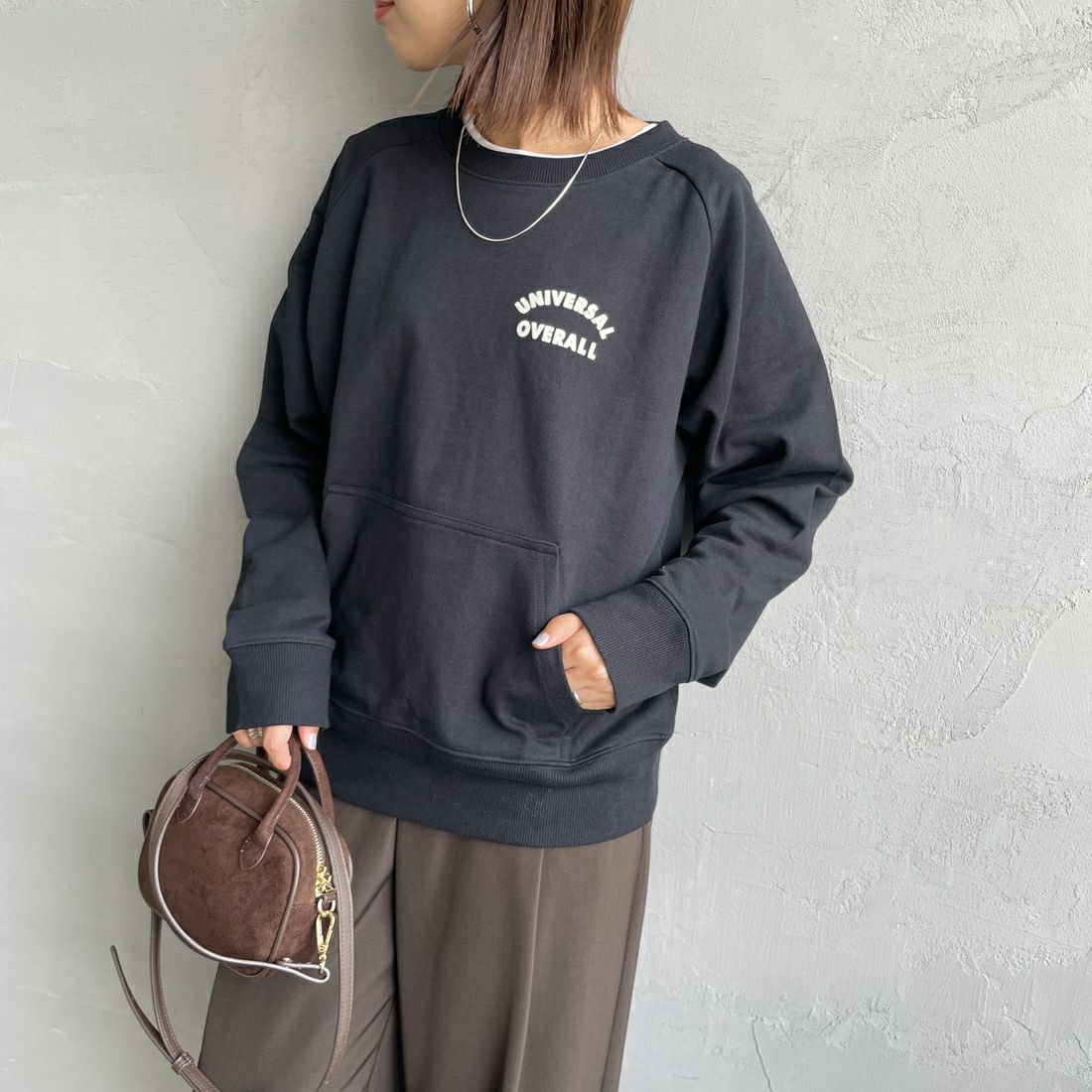 UNIVERSAL OVERALL [ユニバーサルオーバーオール] 別注 ワンポイントロゴ刺繍 ラグランスリーブスウェット [U2532201IN-JF] BLACK &&モデル身長：159cm 着用サイズ：F&&