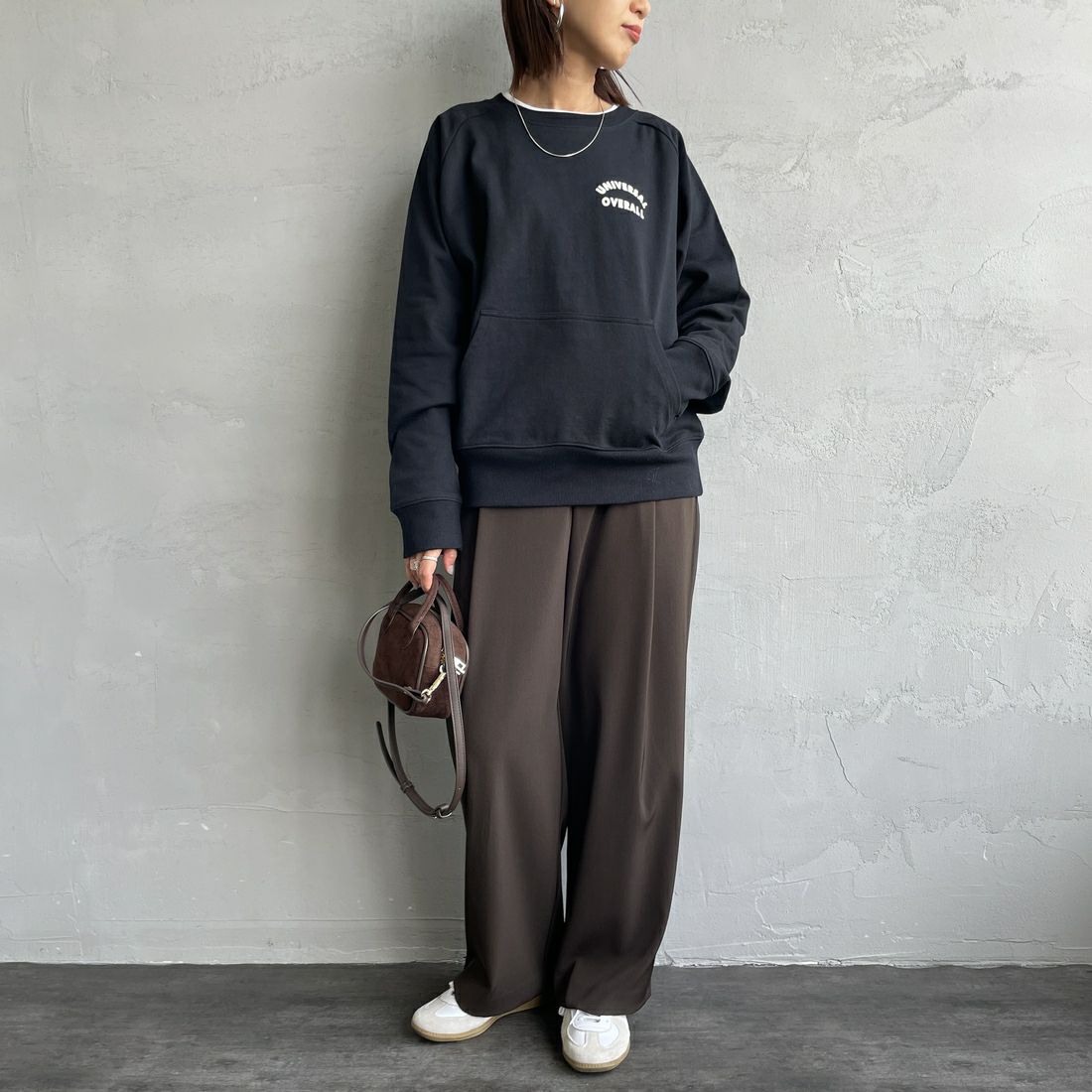 UNIVERSAL OVERALL [ユニバーサルオーバーオール] 別注 ワンポイントロゴ刺繍 ラグランスリーブスウェット [U2532201IN-JF] BLACK &&モデル身長：159cm 着用サイズ：F&&