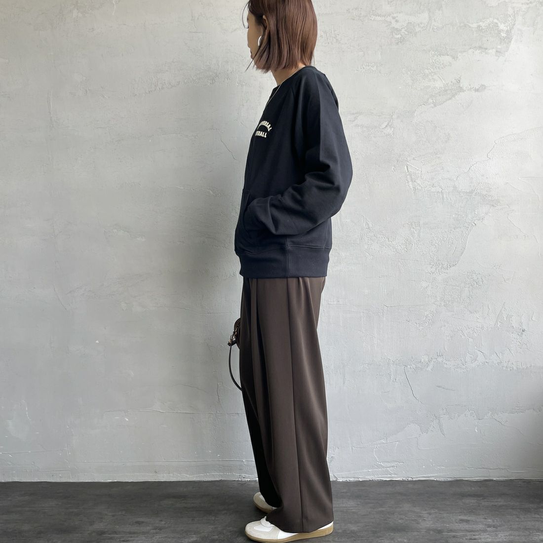 UNIVERSAL OVERALL [ユニバーサルオーバーオール] 別注 ワンポイントロゴ刺繍 ラグランスリーブスウェット [U2532201IN-JF] BLACK &&モデル身長：159cm 着用サイズ：F&&