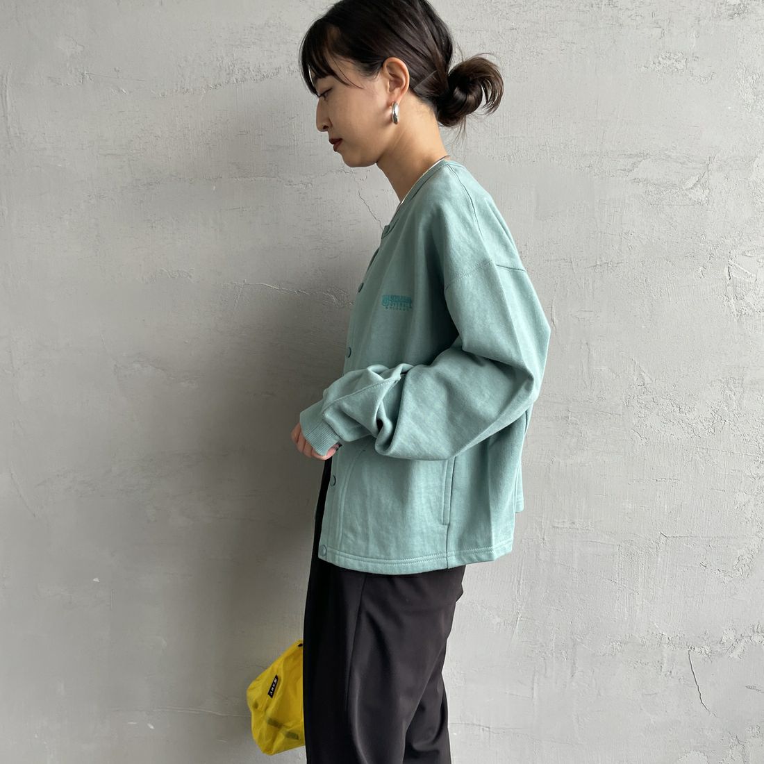 UNIVERSAL OVERALL [ユニバーサルオーバーオール] 別注 ワンポイントロゴ刺繍 スウェットカーディガン [U2532270IN-JF] W.GREEN &&モデル身長：150cm 着用サイズ：F&&