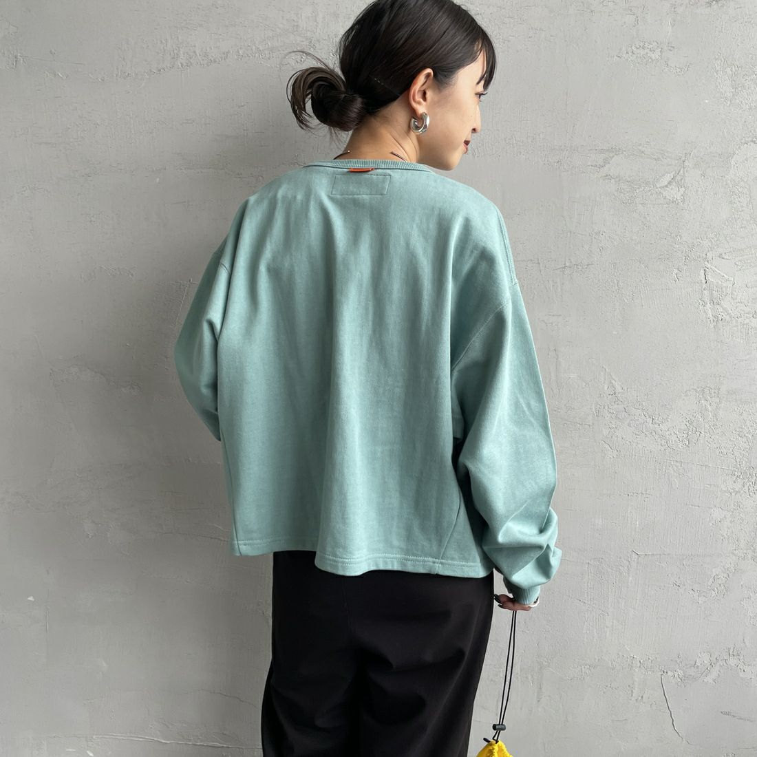 UNIVERSAL OVERALL [ユニバーサルオーバーオール] 別注 ワンポイントロゴ刺繍 スウェットカーディガン [U2532270IN-JF] W.GREEN &&モデル身長：150cm 着用サイズ：F&&