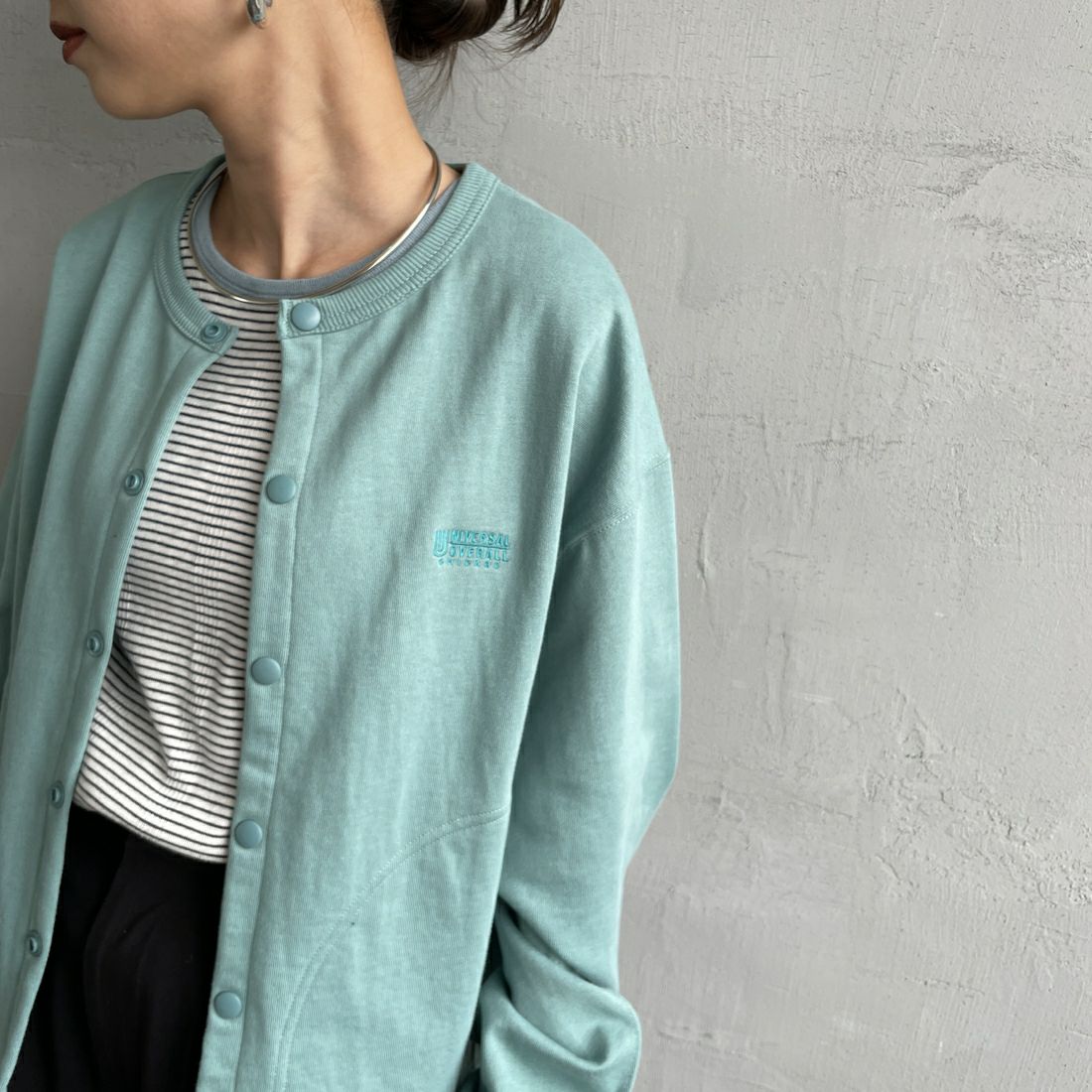 UNIVERSAL OVERALL [ユニバーサルオーバーオール] 別注 ワンポイントロゴ刺繍 スウェットカーディガン [U2532270IN-JF] W.GREEN &&モデル身長：150cm 着用サイズ：F&&