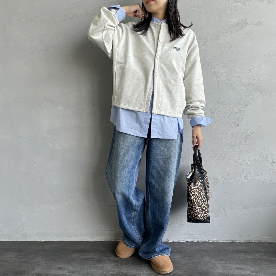 UNIVERSAL OVERALL [ユニバーサルオーバーオール] 別注 ワンポイントロゴ刺繍 スウェットカーディガン [U2532270IN-JF] OATMEAL &&モデル身長：160cm 着用サイズ：F&&