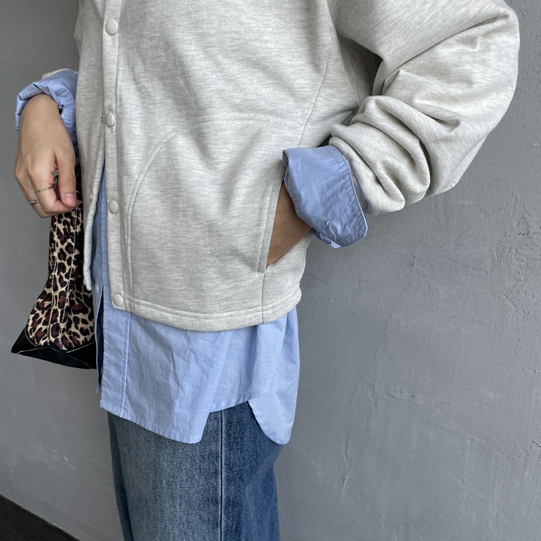 UNIVERSAL OVERALL [ユニバーサルオーバーオール] 別注 ワンポイントロゴ刺繍 スウェットカーディガン [U2532270IN-JF] OATMEAL &&モデル身長：160cm 着用サイズ：F&&